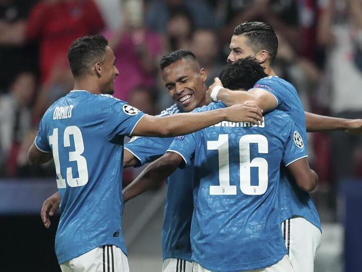 Die Spieler von Juve umarmen Juan Cuadrado (16) nach seinem Tor zum 1:0 gegen Atlético.