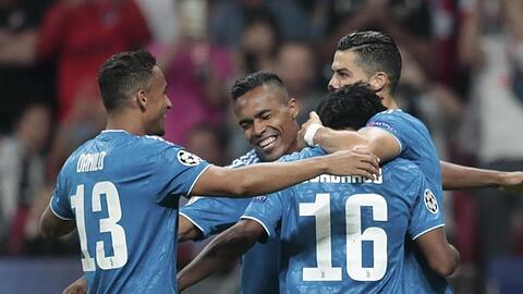 Die Spieler von Juve umarmen Juan Cuadrado (16) nach seinem Tor zum 1:0 gegen Atlético.