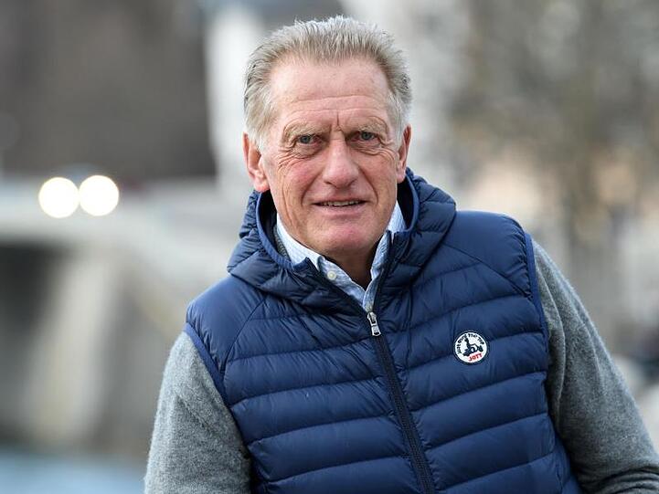 Hans Zach, ehemaliger Eishockey-Bundestrainer, steht am Ufer der Isar. Foto: Sven Hoppe/dpa/Archivbild