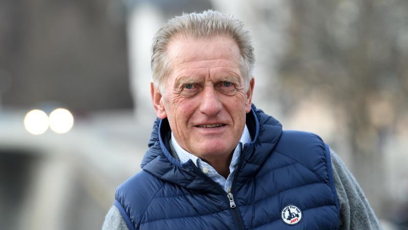Hans Zach, ehemaliger Eishockey-Bundestrainer, steht am Ufer der Isar. Foto: Sven Hoppe/dpa/Archivbild Hans Zach, ehemaliger Eishockey-Bundestrainer, steht am Ufer der Isar. Foto: Sven Hoppe/dpa/Archivbild