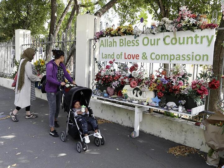 In Christchurch erinnern Blumen an die Opfer der Terroranschläge auf zwei Moscheen im März 2019.