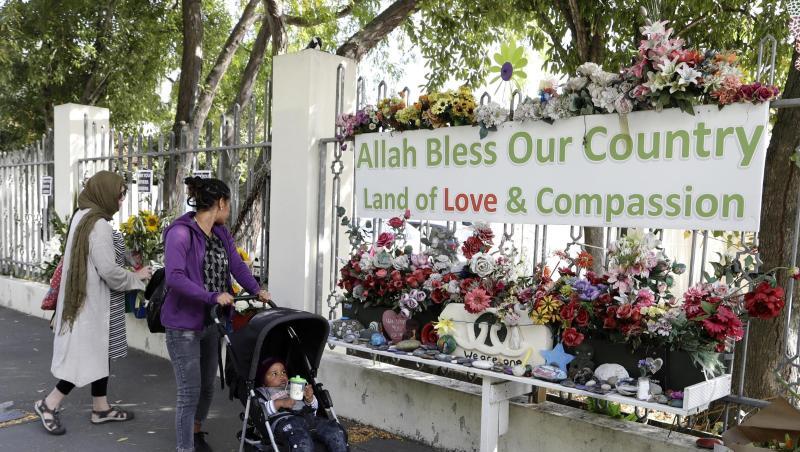 In Christchurch erinnern Blumen an die Opfer der Terroranschläge auf zwei Moscheen im März 2019.
