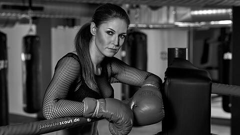 "Ich bin eigentlich eher schüchtern, bin nicht die, die dauernd im Mittelpunkt stehen muss - und will", sagt Münchens Kickbox-Queen Marie Lang, die auch immer wieder als Model arbeitet.