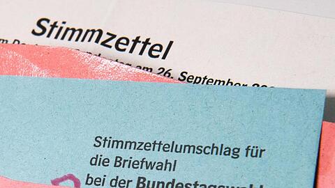 Ein Stimmzettelumschlag für die Briefwahl zur Bundestagswahl liegt auf einem Tisch.