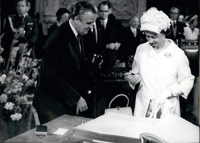 Im Rathaus: Die Queen trägt sich ins Goldene Buch der Stadt ein.