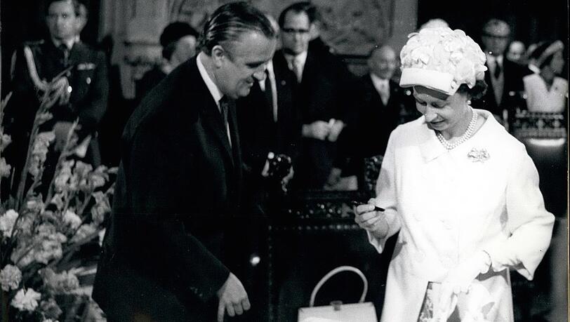 Im Rathaus: Die Queen trägt sich ins Goldene Buch der Stadt ein.