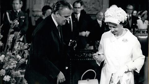Im Rathaus: Die Queen trägt sich ins Goldene Buch der Stadt ein.
