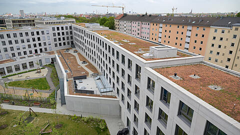 In Zusammenarbeit mit der Münchner Aidshilfe hat die Münchenstift mit dem Queer Quartier Herzog*in nun in Sendling das erste queere Heim für betreutes Wohnen Münchens eröffnet.