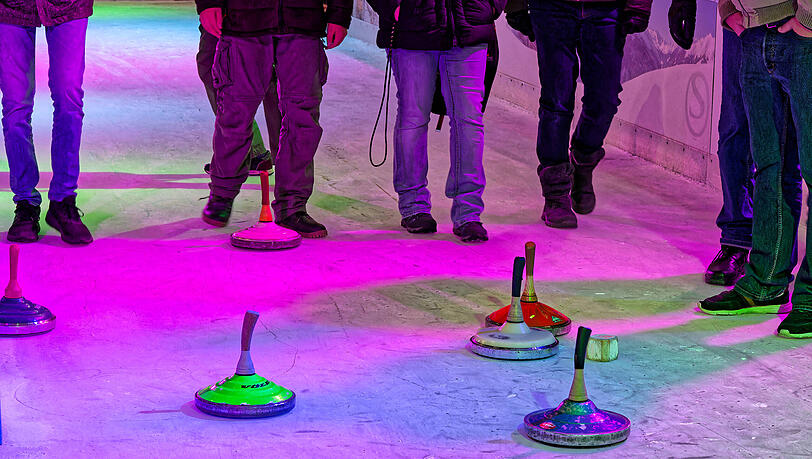 Wenn die Münchner vergeblich darauf warten, dass der Nymphenburger Kanal zufriert: Es gibt in der Stadt genügend Möglichkeiten, dem Eisstockschießen zu frönen. Wenn die Münchner vergeblich darauf warten, dass der Nymphenburger Kanal zufriert: Es gibt in der Stadt genügend Möglichkeiten, dem Eisstockschießen zu frönen.