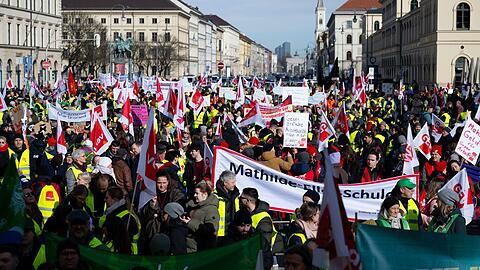 &Uuml;ber Tausend Menschen haben in M&uuml;nchen an dem Warnstreik teilgenommen.