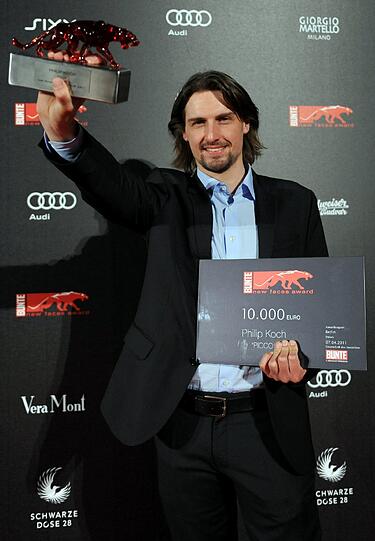 Der Regisseur Philip Koch posiert nach der Verleihung mit seinem Preis für die Kategorie "Bester Debütfilm".