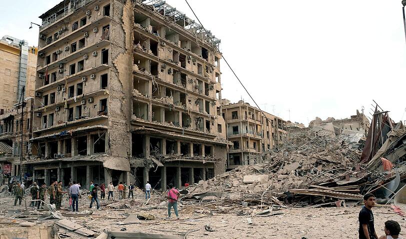 Sicherheitskräfte untersuchen den Anschlagsort in Aleppo