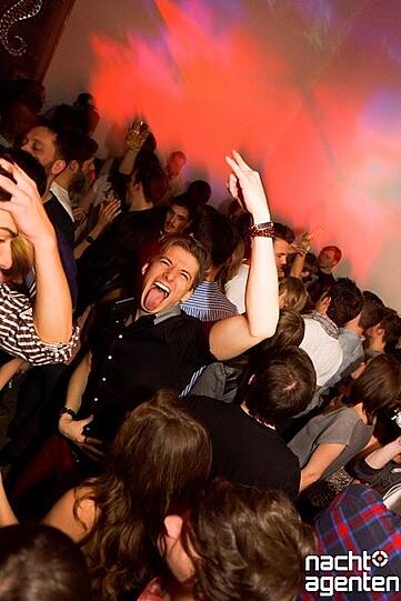 DJane. Jung. Attraktiv. Simina Grigoriu heizte dem Partyvolk am Samstag im Harry Klein ein. Weitere Bilder von dieser Party auf: www.nachtagenten.de