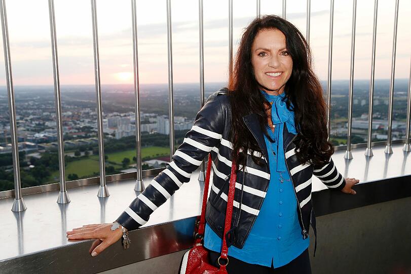 Verliebt in die Aussicht über München von oben: Christine Neubauer.