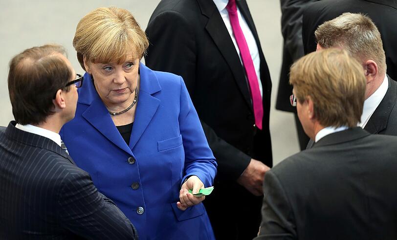 Nah an der Kanzlerin: CSU-General Alexander Dobrindt (links, von hinten) mit Angela Merkel im Bundestag. Künftig sitzt er - aller Voraussicht nach als Verkehrsminister - mit ihr am Kabinettstisch.