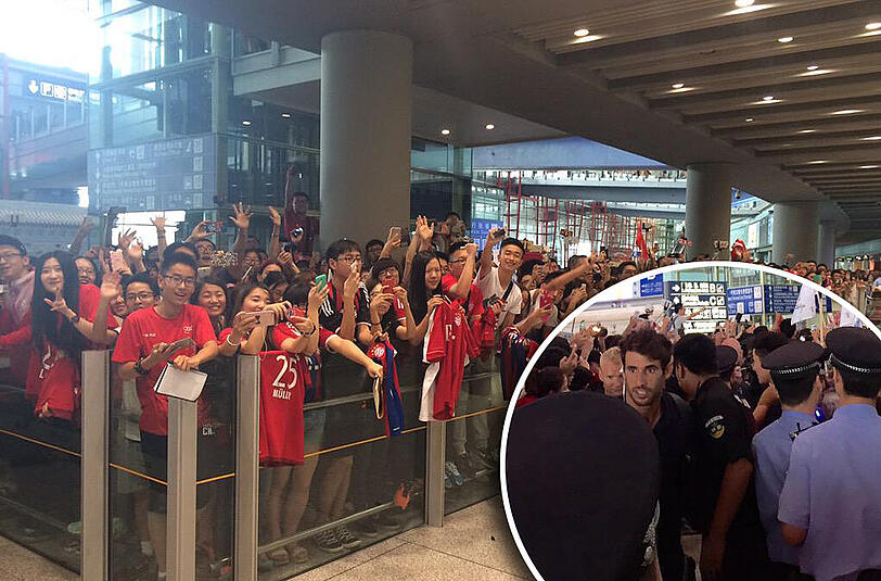 Herzlicher Empfang in China: Hunderte Fans empfingen die Stars des FC Bayern am Flughafen in Peking.