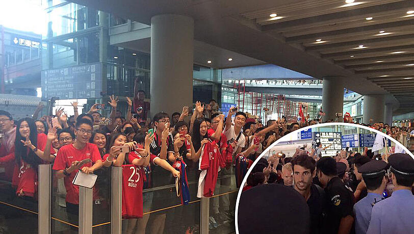 Herzlicher Empfang in China: Hunderte Fans empfingen die Stars des FC Bayern am Flughafen in Peking. Herzlicher Empfang in China: Hunderte Fans empfingen die Stars des FC Bayern am Flughafen in Peking.