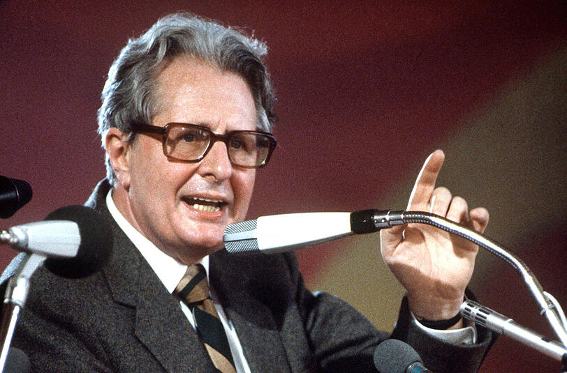 1983 Die SPD macht Vogel zu ihrem Kanzlerkandidaten. Der holt 38,2 Prozent der Stimmen &ndash; Kanzler allerdings wird Helmut Kohl.