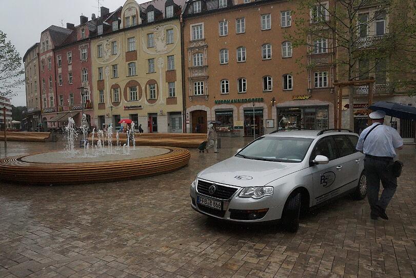 Anwohner werden gebeten, verdächtige Aktivitäten am Brunnen zu melden.