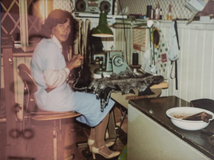 Helga Suppé auf einem Bild aus den 80er Jahren. Die Werkstatt liegt gleich hinter dem Verkaufsraum, zwei Stufen nach oben.