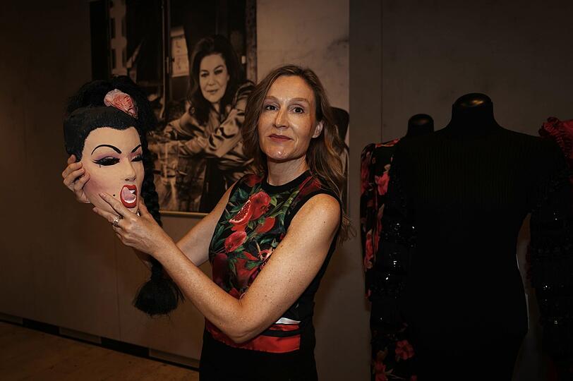 Regisseurin Christine Hartmann zeigt eine Maske aus "Club der einsamen Herzen" (150 bis 180 Euro), die Elsner selbst zum Dreh mitbrachte.