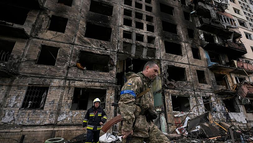Im Norden der ukrainischen Hauptstadt Kiew ist am Montagmorgen bei einem Angriff auf ein Hochhaus ein Feuer ausgebrochen.