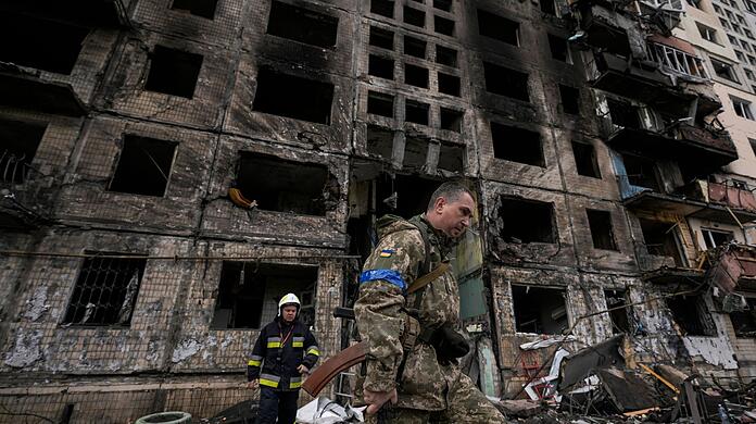 Im Norden der ukrainischen Hauptstadt Kiew ist am Montagmorgen bei einem Angriff auf ein Hochhaus ein Feuer ausgebrochen.