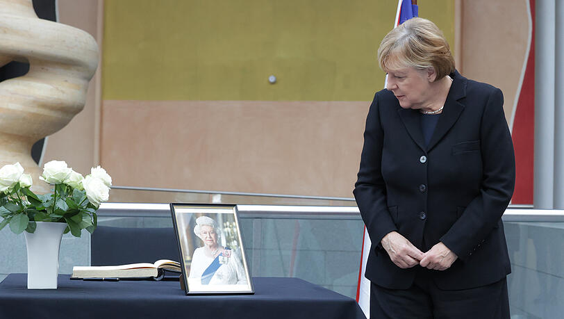 Die ehemalige deutsche Bundeskanzlerin Angela Merkel kondoliert der verstorbenen britischen Königin Elizabeth II. in der britischen Botschaft Die ehemalige deutsche Bundeskanzlerin Angela Merkel kondoliert der verstorbenen britischen Königin Elizabeth II. in der britischen Botschaft