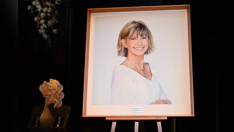 Ein Bild von Olivia Newton-John auf der Bühne während einer staatlichen Gedenkveranstaltung in der Hamer Hall in Melbourne.