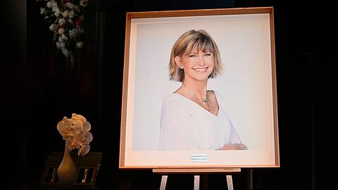 Ein Bild von Olivia Newton-John auf der Bühne während einer staatlichen Gedenkveranstaltung in der Hamer Hall in Melbourne.