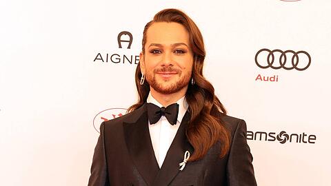 Riccardo Simonetti wählte für den Deutschen Filmball ein glamouröses Outfit.