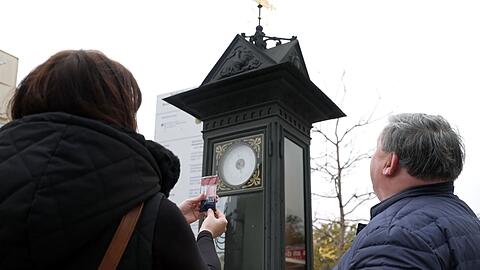 Die historische Annoncenuhr ist eine Sehenswürdigkeit der Stadt Werdau. Als Schaumzucker-Nachbildung sorgt sie weit über die Stadtgrenzen hinaus für Belustigung.