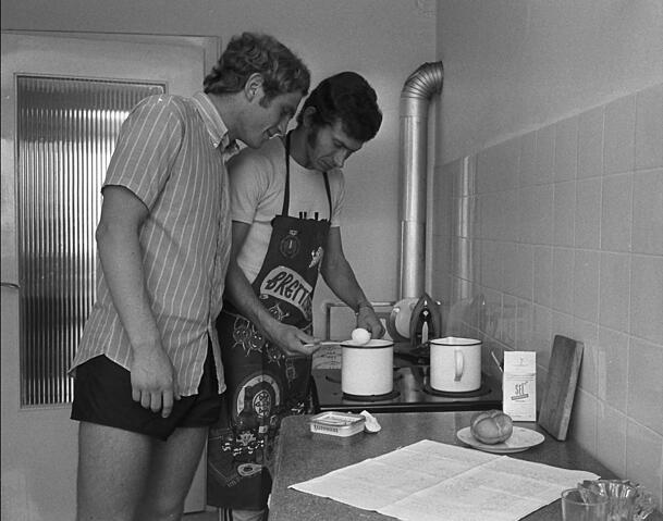 Ein Bild aus freundschaftlichen Zeiten: Uli Hoeneß und Paul Breitner kochen gemeinsam. Ein Bild aus freundschaftlichen Zeiten: Uli Hoeneß und Paul Breitner kochen gemeinsam.