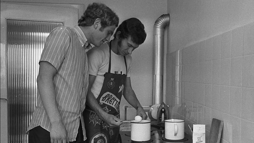 Ein Bild aus freundschaftlichen Zeiten: Uli Hoeneß und Paul Breitner kochen gemeinsam. Ein Bild aus freundschaftlichen Zeiten: Uli Hoeneß und Paul Breitner kochen gemeinsam.