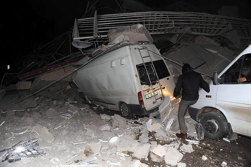 Bei einem neuerlichen Erdbeben im Osten der Türkei sind mindestens sieben Menschen getötet worden.