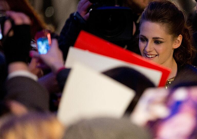 Ausnahmezustand am Freitagabend in Berlin: Bei der Premiere des letzten Teils der Twilight-Saga trafen die Stars Robert Pattinson, Kirsten Stewart, Taylor Lautner und Co. auf jede Menge kreischende und jubelnde Fans. Und zahlreiche Promis wollten sich das Kinoerlebnis ebenfalls nicht entgehen lassen. Sehen Sie hier die Bilder vom roten Teppich und lesen Sie im Text die AZ-Kritik zu "Breaking Dawn 2"...