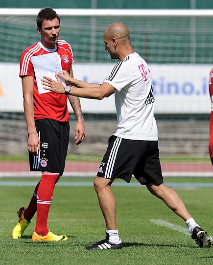 Mario Mandzukic und Pep Guardiola auf dem Trainingsplatz.