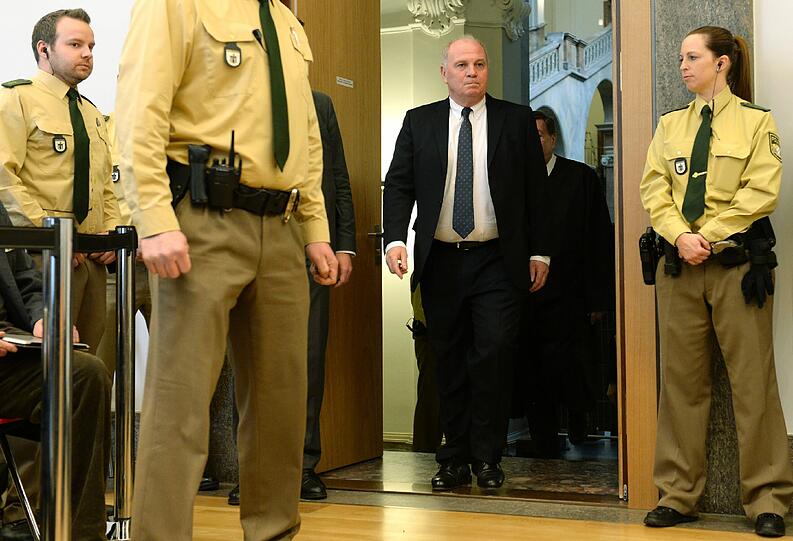 10. März 2014 - Auftakt im Prozess des Jahres. Bayern-Präsident Uli Hoeneß muss sich wegen Steuerhinterziehung vor Gericht verantworten