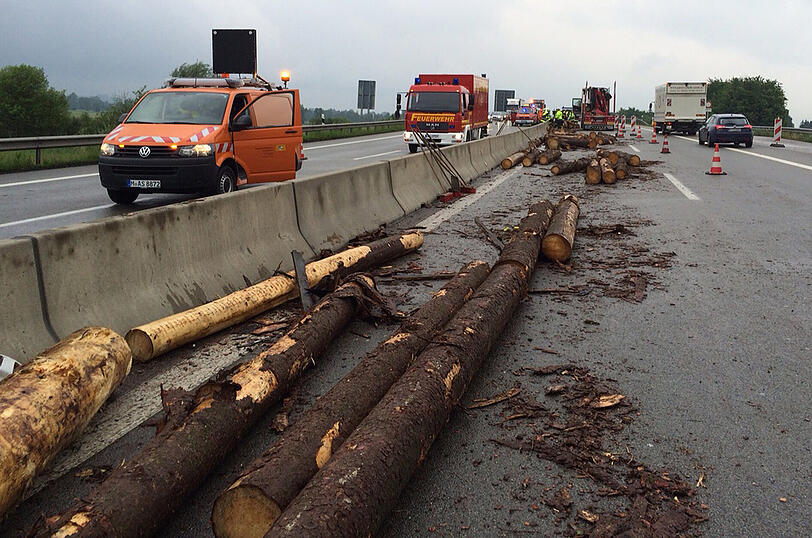 Auf der A8 ist am Montag ein Holzlaster umgekippt. Die autobahn war in beide Richtungen gesperrt.