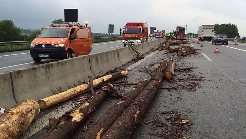 Auf der A8 ist am Montag ein Holzlaster umgekippt. Die autobahn war in beide Richtungen gesperrt. Auf der A8 ist am Montag ein Holzlaster umgekippt. Die autobahn war in beide Richtungen gesperrt.