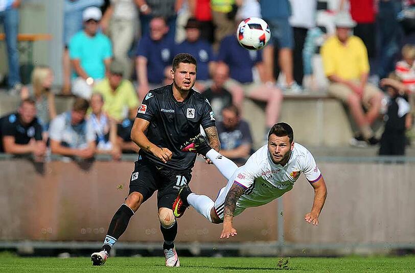 Am Freitagabend fand das Testspiel zwischen dem TSV 1860 und dem FC Basel statt. Sascha Mölders rettete den Löwen durch ein Tor in den letzten Minuten das 1:1-Unentschieden. Die Bilder.