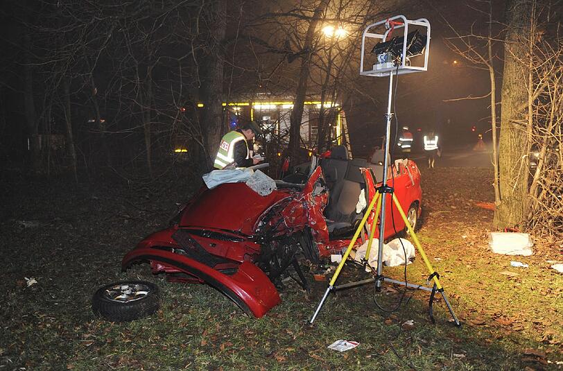 Zwei Brüder aus München kamen am Freitagabend bei einem schweren Verkehrsunfall ums Leben.