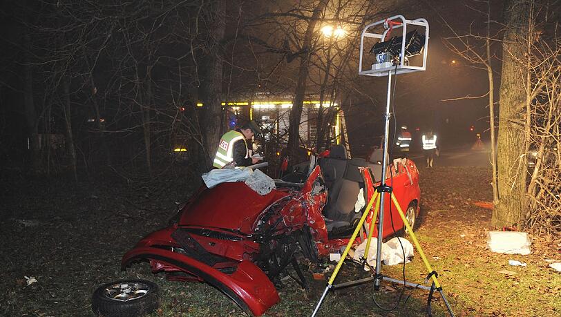 Zwei Brüder aus München kamen am Freitagabend bei einem schweren Verkehrsunfall ums Leben. Zwei Brüder aus München kamen am Freitagabend bei einem schweren Verkehrsunfall ums Leben.