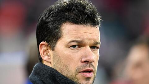 Der ehemalige Bayern- und Chelsea-Profi Michael Ballack steht im Stadion. Foto: Tobias Hase/dpa/Archivbild