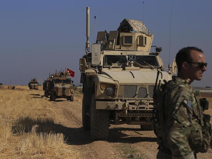 Türkische und amerikanische Panzerfahrzeuge patrouillieren bei Tal Abyad an der syrisch-türkischen Grenze.