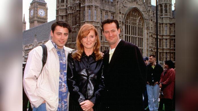 Sarah Ferguson mit Matthew Perry (r.) und Matt LeBlanc am Set von "Friends".