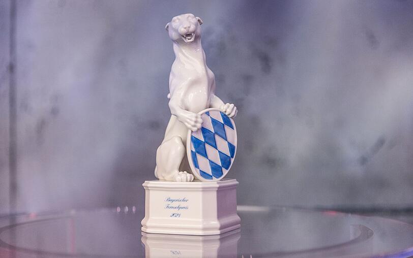 Bis 2021 hieß die Sendung "Bayerischer Fernsehpreis", seit 2022 wird der Blaue Panther im Rahmen der Gala "Blauer Panther - TV & Streaming Award" verliehen. Bis 2021 hieß die Sendung "Bayerischer Fernsehpreis", seit 2022 wird der Blaue Panther im Rahmen der Gala "Blauer Panther - TV & Streaming Award" verliehen.