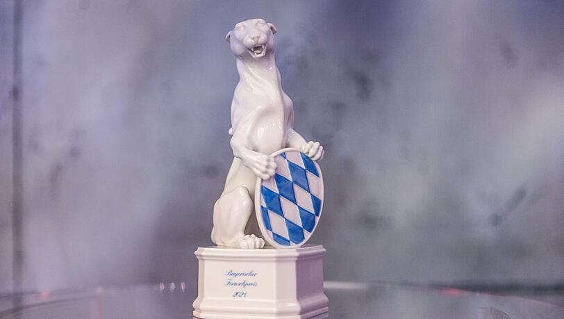 Bis 2021 hieß die Sendung "Bayerischer Fernsehpreis", seit 2022 wird der Blaue Panther im Rahmen der Gala "Blauer Panther - TV & Streaming Award" verliehen. Bis 2021 hieß die Sendung "Bayerischer Fernsehpreis", seit 2022 wird der Blaue Panther im Rahmen der Gala "Blauer Panther - TV & Streaming Award" verliehen.