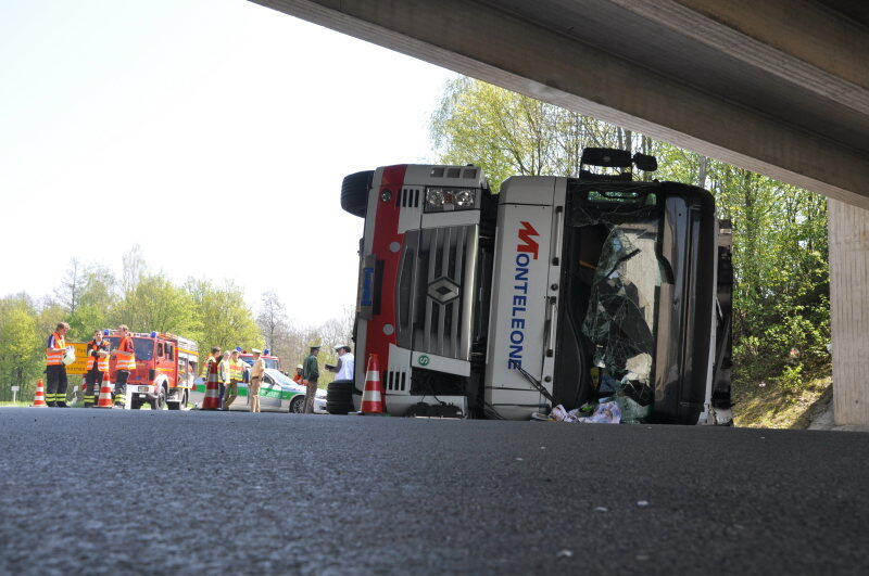Auf der B 12 bei Simbach kippte ein Lkw um.