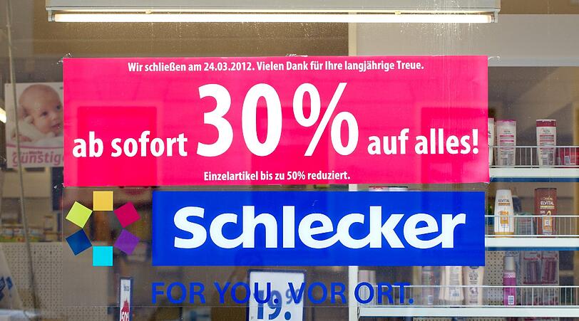 Einige betroffene Schlecker-Läden hatten schon in den vergangenen Tagen zugemacht. Heute werden auch die letzten der 2200 auf der Streichliste stehenden Filialen endgültig geschlossen. 11 000 Schlecker-Beschäftigte blicken in eine ungewisse Zukunft.